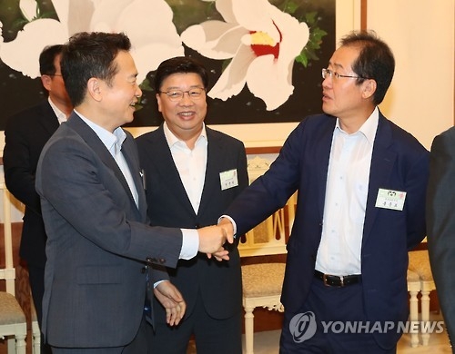남경필 경기도지사(왼쪽)와 홍준표 경상남도지사(오른쪽)