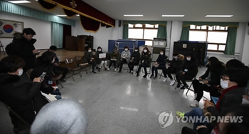 국정교과서 반대 대책 회의하는 학부모들