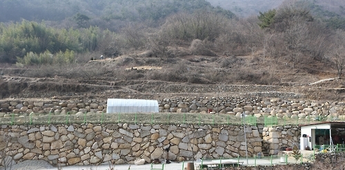 쌓여있는 석축