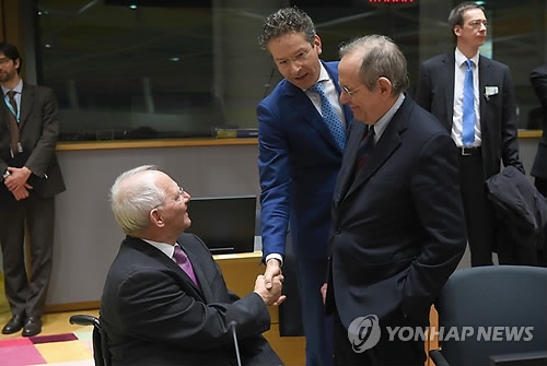 유로그룹 회의에 참석한 쇼이블레 독일 재무장관(왼쪽)