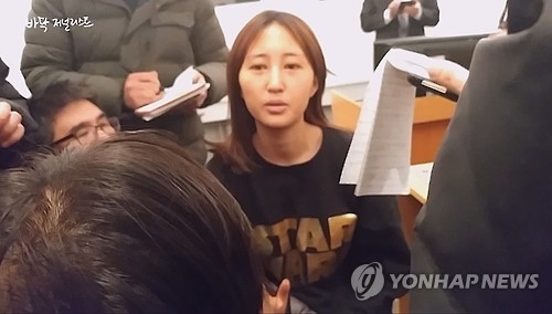 덴마크 현지에서 인터뷰하는 정유라씨