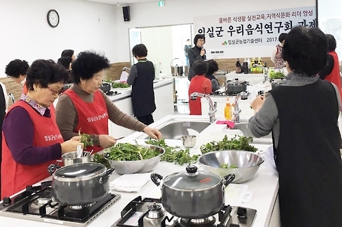 "바쁜 농번기 건강밥상은 이렇게"…임실군 음식교육 - 1
