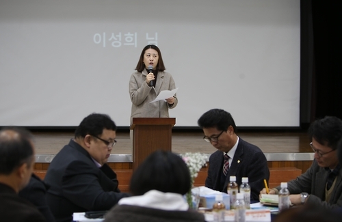 학부모 이성희씨가 미세먼지 방지를 위해 보육시설에 공기청정기 설치를 요구하고 있다