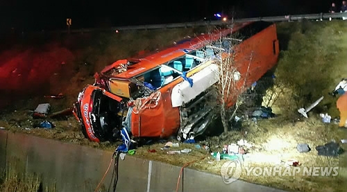 "좌우로 쿵, 쾅…2바퀴반 굴러" 추락버스 아찔했던 순간(종합) - 3