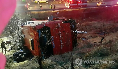 운전자도 목격자도 CCTV도 없어…OT버스 추락원인 '안갯속' - 3