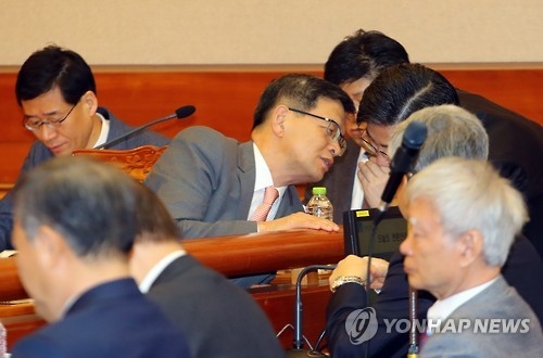귀엣말 하는 대통령 측 변호인