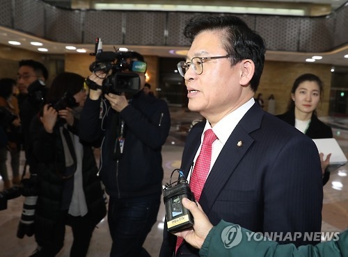 與, '대통령 하야론' 한발 빼…'수사유보 카드' 꺼내 - 1