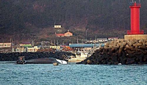 군산 연도항 입구서 어선 전복…1명 실종 - 1