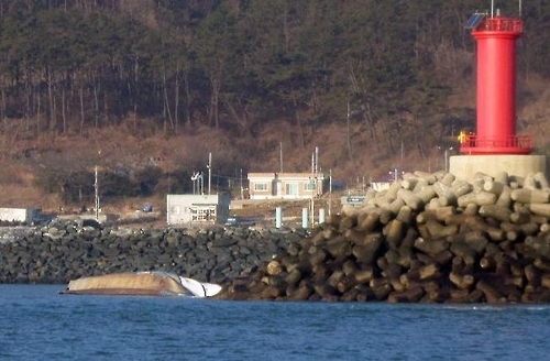 군산 연도항서 전복된 어선