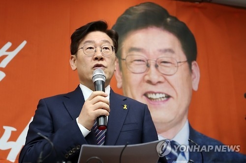 27일 오전 광주시의회서 기자회견하는 이재명 경기 성남시장.