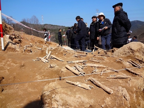 진주 용산고개서 발굴한 희생자 유해