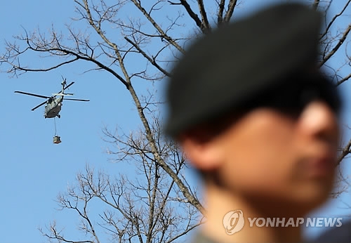 물자 나르는 군 헬기