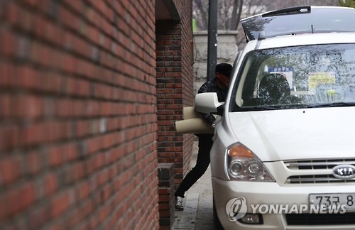 朴 전 대통령 사저입주 준비 마무리 단계…골목앞 지지자 운집(종합) - 1