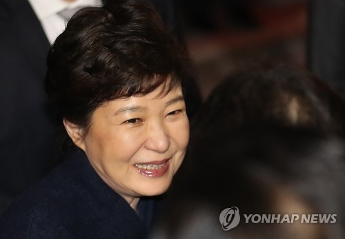 웃으며 사저 도착한 박 前대통령…지지자들 늦게까지 '탄핵무효'(종합) - 1