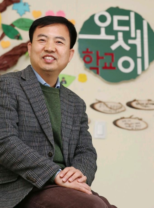 (서울=연합뉴스) 이재희 기자 = 13일 서울 종로구 숭인동 오디세이학교에서 연합뉴스와 만난 정병오 기독교윤리실천운동 상임공동대표가 인터뷰에 앞서 포즈를 취하고 있다. 2017.3.13.scape@yna.co.kr