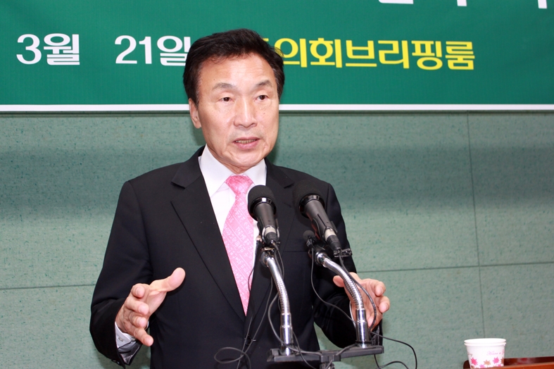 전북도의회에서 기자회견하는 손학규 전 민주당 대표