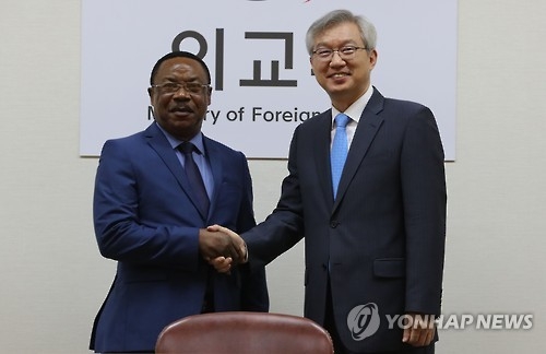 이태호 외교부 경제외교조정관이 지난해 8월 19일 오후 서울 외교부 청사에서 '제1차 한-콩고민주공화국 공동위원회'에 참석해 알버트-라파엘 몬동가-오-바토반달리예 사무차관과 악수하고 있다.
