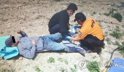 발목 부상 지뢰 피해자 긴급 이송.