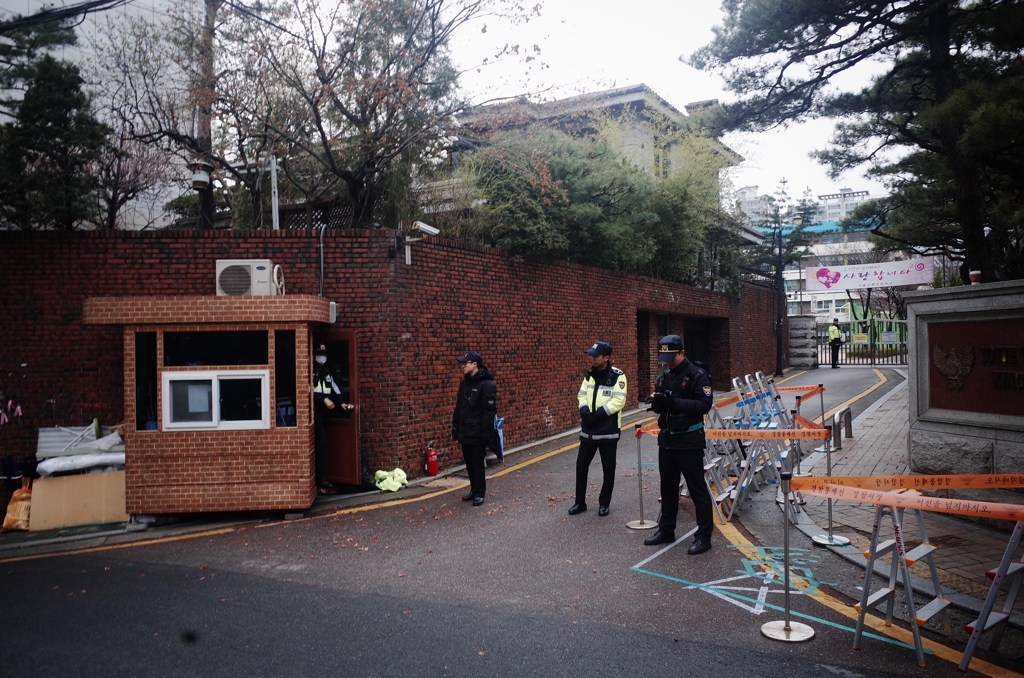 "그많던 지지자는 어디로"…썰렁해진 박前대통령 자택 앞 - 3