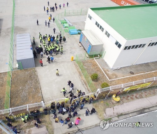 세월호 항만 내부 들어가는 유가족들