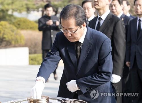 洪, 현충원 참배로 본선 첫발…유승민에 "조건없이 돌아오라" - 1