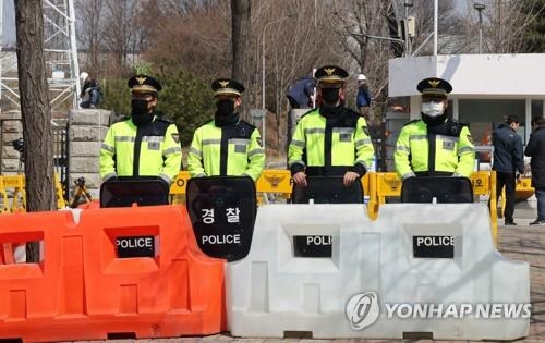 서울구치소 앞 경찰