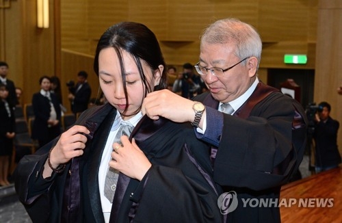 법복 입혀주는 양승태 대법원장