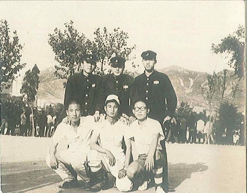 경남고 재학시절 친구들과 함께 한 문재인 후보(윗줄 가운데)