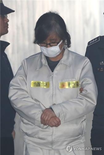 고개숙인 최순실(서울=연합뉴스) 이정훈 기자 = 최순실 씨가 3일 오전 서울 서초구 서울중앙지법에서 열린 뇌물수수 혐의 첫 공판에 출석하기 위해 호송차에서 내려 법정으로 향하고 있다. 2017.4.4uwg806@yna.co.kr(끝)