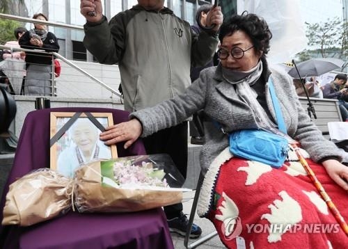 이순덕 할머니 영정 어루만지는 이용수 할머니