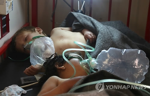 화학무기 공습으로 부상당한 어린이들