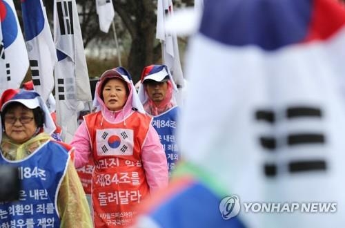 태극기 들고(의왕=연합뉴스) 김주형 기자 = 5일 오후 박근혜 전 대통령이 구속 수감 중인 경기도 의왕 서울구치소 앞에서 친박 단체 회원들이 집회하고 있다. 2017.4.5kjhpress@yna.co.kr