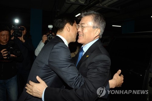 문재인 "정책 이어받고 싶다"…안희정 "文비전에 깊은 공감" - 1
