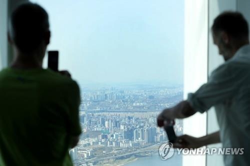 하늘 위의 맑은 세상(서울=연합뉴스) 진연수 기자 = 전국 미세먼지가 농도가 '좋음'에서 '보통' 수준을 보이는 10일 서울 롯데월드타워 118층 '서울스카이(Seoul Sky)' 전망대에서 시민들이 서울 시내를 감상하고 있다. 2017.4.10 jin90@yna.co.kr