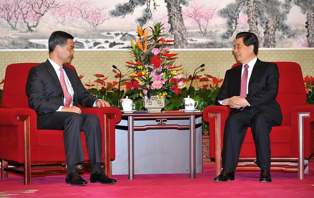 2012년 회동한 후진타오 당시 중국 국가주석(오른쪽)과 렁춘잉 당시 홍콩행정장관 당선인(왼쪽)[HKFP 캡처]