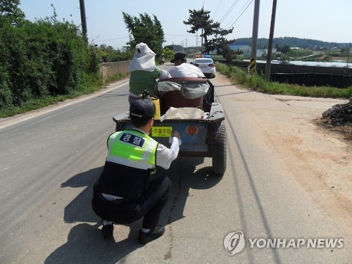 농기계 교통사고 급증…"야간반사판·후미등 반드시 설치를" - 1