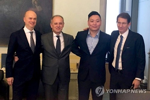 AC밀란 거래를 완료한 핀인베스트먼트 관계자와 中사업가 데이비드 리(왼쪽 3번째)