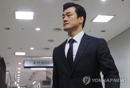 비선진료 묵인, 이영선 첫 공판(서울=연합뉴스) 손형주 기자 = 박근혜 전 대통령의 '비선진료'에 관여한 의혹을 받는 이영선 청와대 경호관이 14일 오전 서울 서초구 서울중앙지법에서 열린 첫 공판에 출석하고 있다. 2017.4.14 handbrother@yna.co.kr(끝)