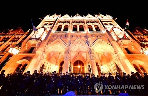 헝가리 의회 앞 폭동 진압경찰