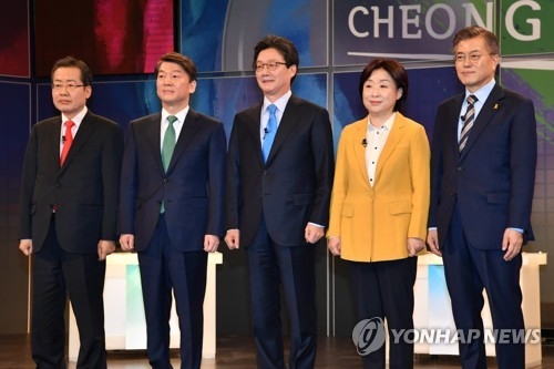 '스탠딩토론' 충돌…"두시간도 못서있나" vs "어색한 방식" - 2