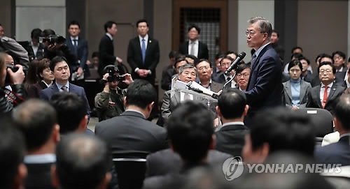 文, 중도로 영토확장…"든든한 대통령, 중심 굳건한 국민통합" - 2