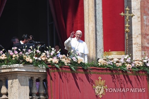 부활절 메시지 발표한 뒤 신자들에게 손을 흔드는 프란치스코 교황 