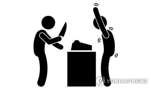 편의점 직원 흉기로 위협해 40만원 턴 50대 구속 - 1