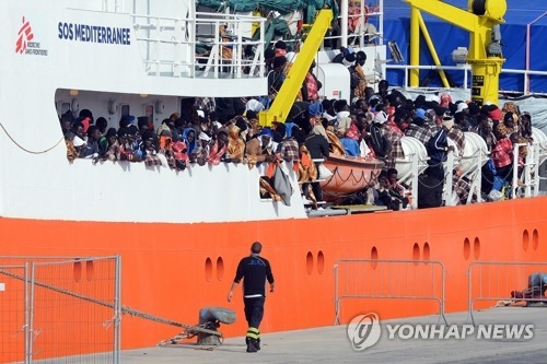 지난 3월지중해에서 구조된 난민들을 태운 배가 이탈리아 시칠리아섬에 도착했다.