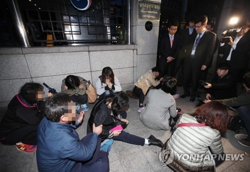 주저앉은 스텔라데이지호 선원 가족들