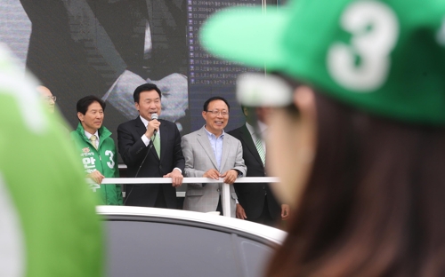 국민의당 손학규 상임 선대위원장이 25일 오후 대전 동구 중앙시장 앞에서 안철수 후보 지지 호소 연설을 하고 있다.