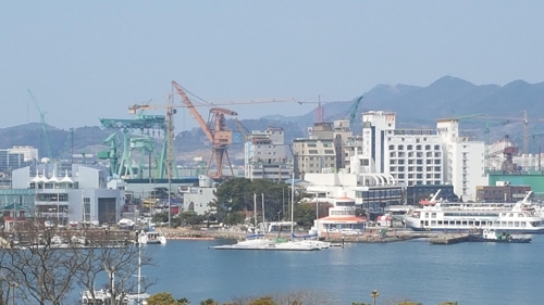 통영 풍광 해치는 '흉물' 조선소 크레인