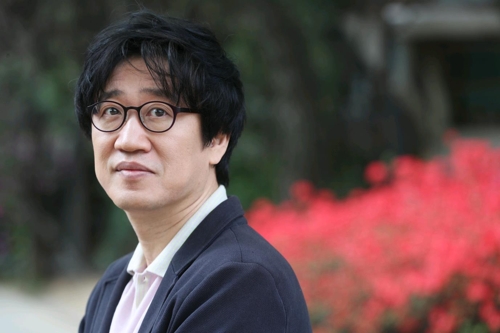 (서울=연합뉴스) 강민지 기자 = 싱어송라이터 김광진이 서울 용산구 이촌동의 한 카페에서 연합뉴스와의 인터뷰에 앞서 포즈를 취하고 있다. 2017.4.26.mjkang@yna.co.kr