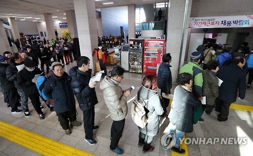 시니어 채용박람회에 길게 늘어선 줄 (연합뉴스 자료 사진)