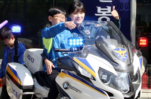 사이드 카 체험하는 어린이